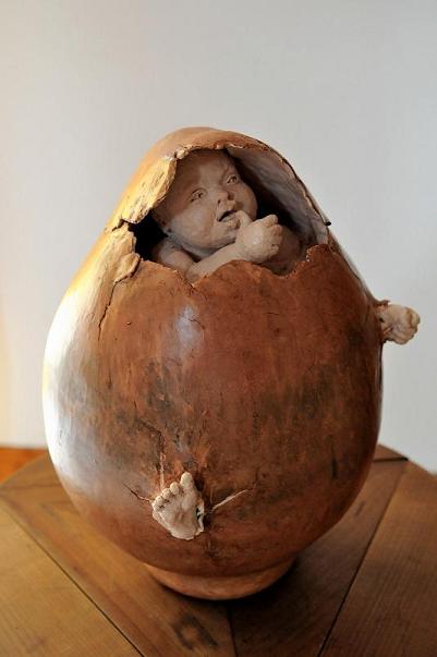 sculpture oeuf en ceramique avec bebe terre cuite bebe né dans un oeuf
