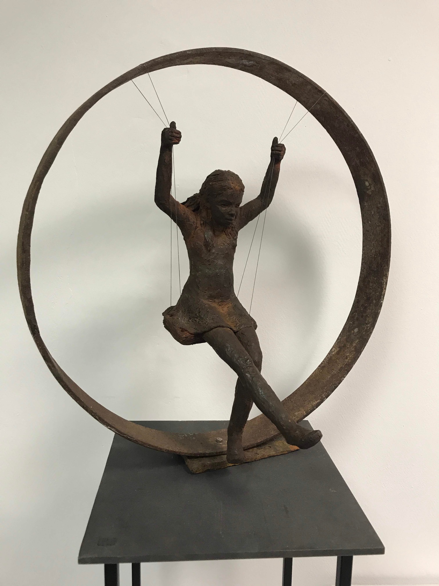 Sculpture terre cuite patinée petite fille balançoire dans un cercle 