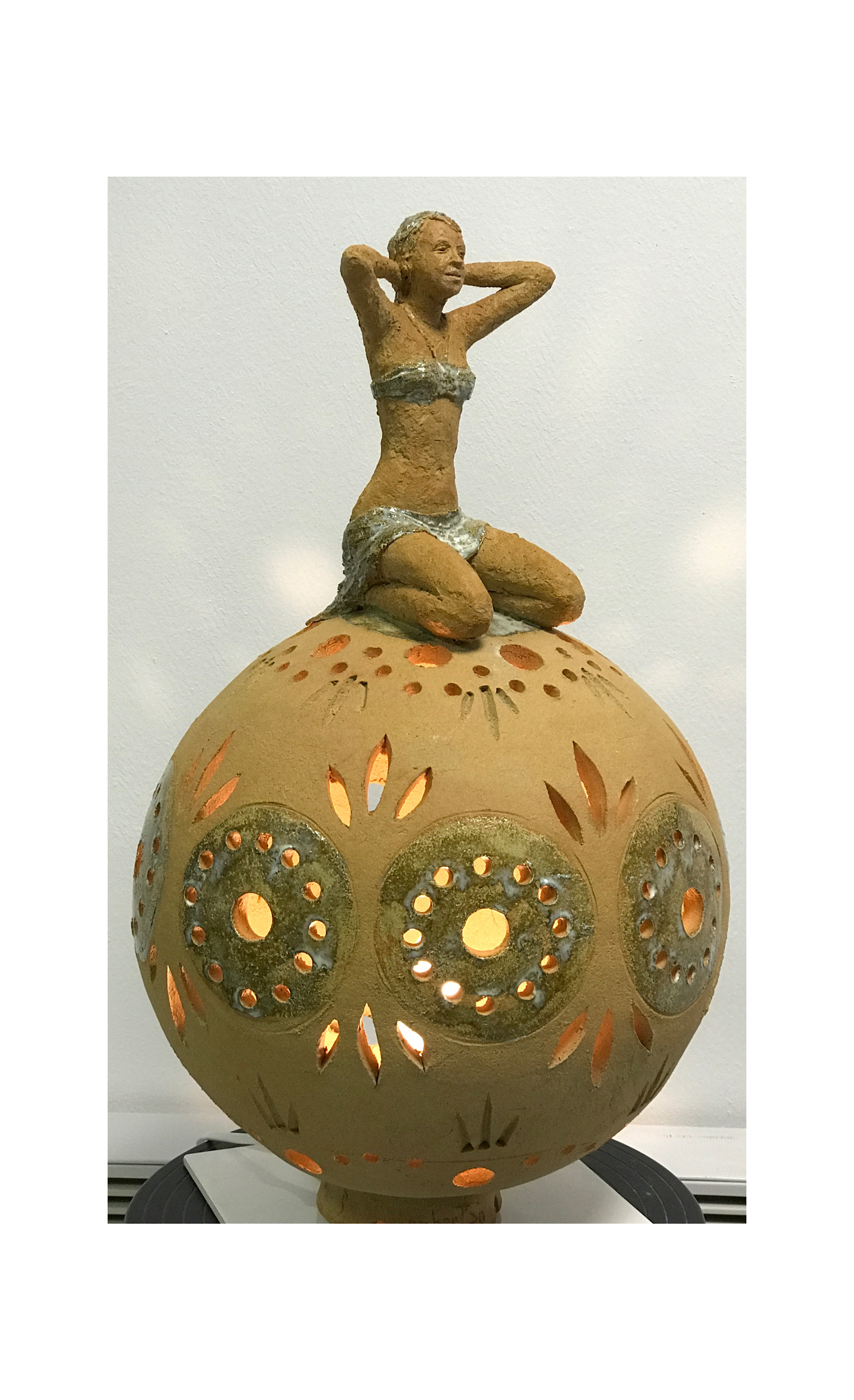 lampe sculpture sphère avec personnage terre cuite emmaillée grès