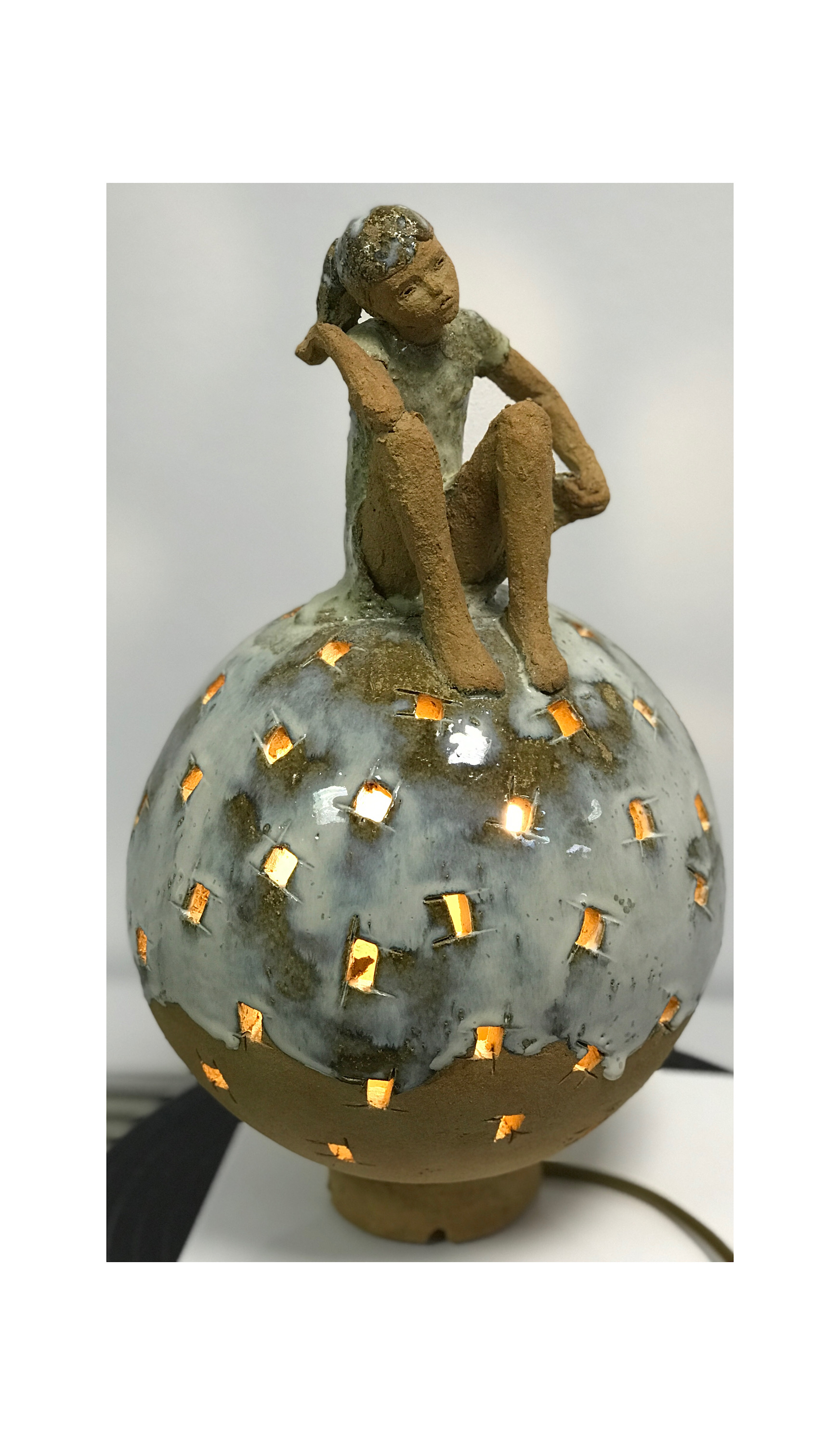 lampe sculpture petite sphere avec personnage 