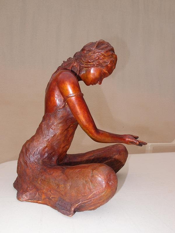 bronze femme offrande sculpture en bronze femme assise en offrande 