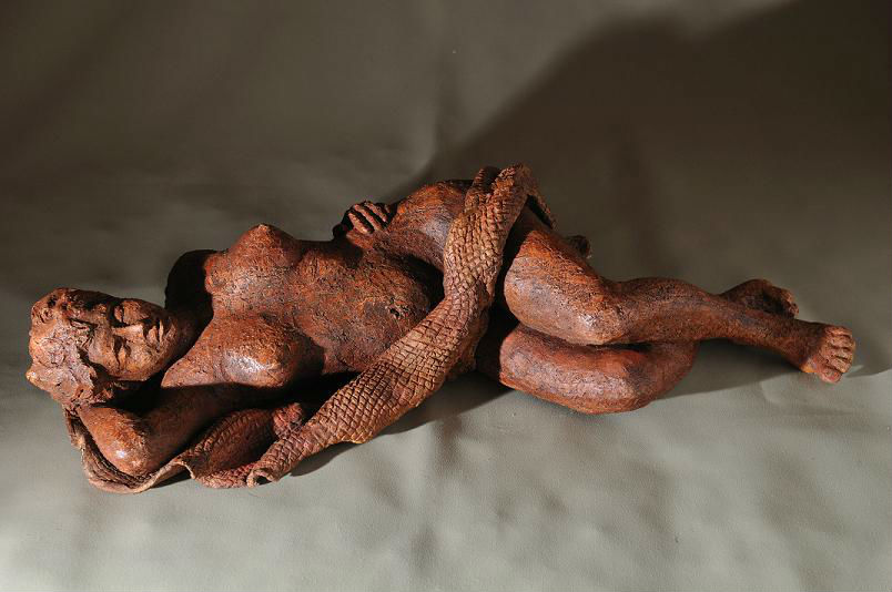 sculpture femme allongée avec voile